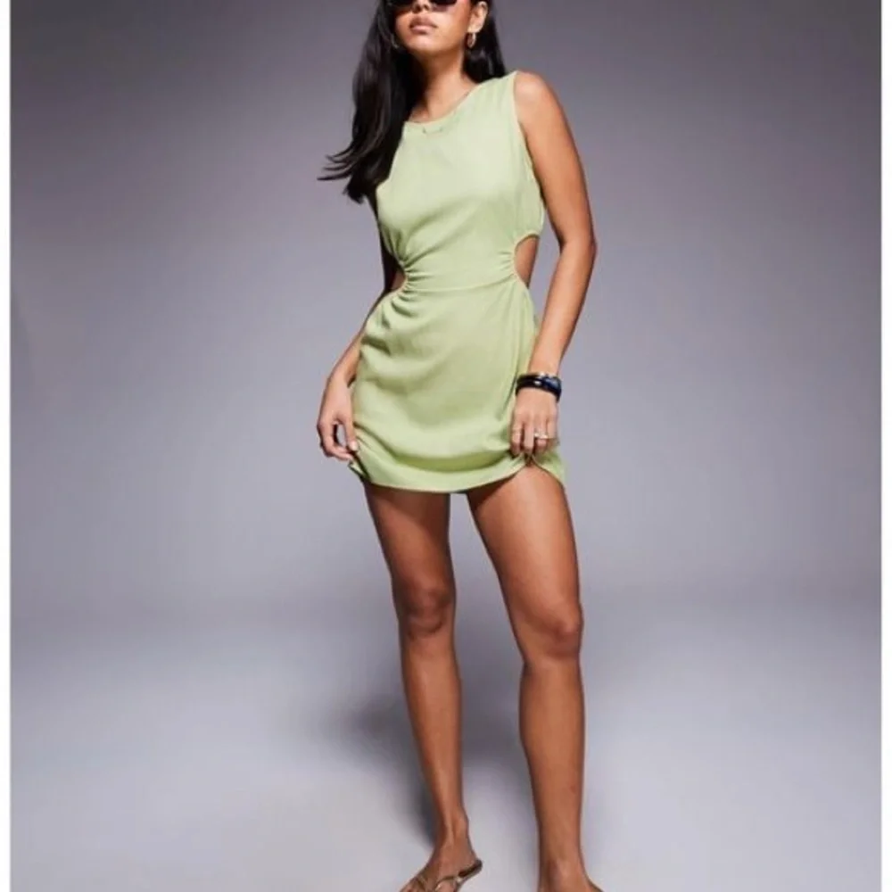 Green Sleeveless Dress - Picture 2 of 3